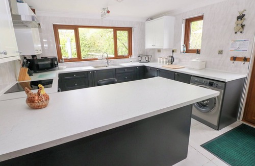 Haverfordwest Cottage | MILL BARN DENANT, pet friendly, with hot tub in Haverfordwest
