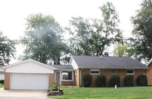 Bradley House | Miner Lake Lakefront Beach Cottage for Family Fun