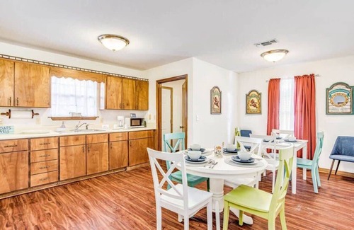 Pensacola Heights House | Mins to Beach & Shopping - Quaint Unit in Bellview