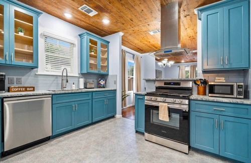 Highland Park House | Mins to Downtown | Chef's Kitchen | BBQ | Games