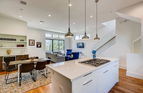Neartown House | Mins To DT Houston/4-Story/7 Beds/City Viewsnn