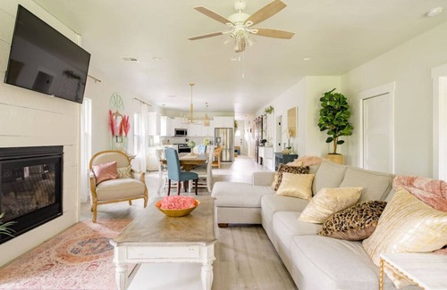 Brazos House | Mint Maven House - Hot Tub - Silo District