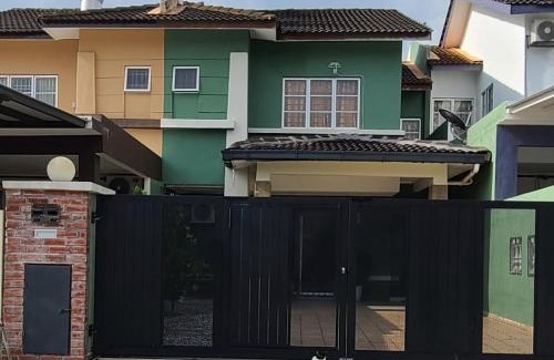 Kampung Rawa House | Mira's Haven Homestay