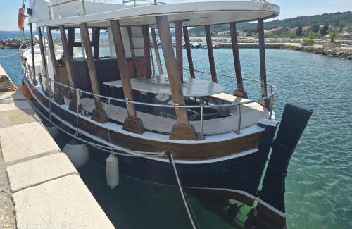 Dobropoljana Boat Rental | Mirta Tours & Half a day of Waves and Wine