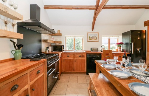 Kemeys Commander Cottage | MISTLETOE COTTAGE, pet friendly, character holiday cottage in Usk
