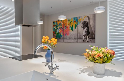 Central Milton Keynes Apartment | MK CITY CENTRE, THE DIAMOND SUITE, FREE Parking Space, PREMIUM SPACIOUS Apartment with FOOSBALL TABLE