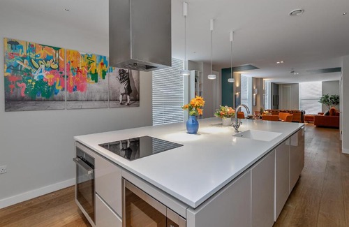 Central Milton Keynes Apartment | MK CITY CENTRE, THE DIAMOND SUITE, FREE Parking Space, PREMIUM SPACIOUS Apartment with FOOSBALL TABLE