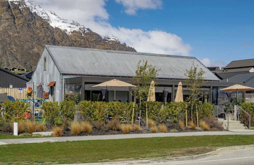 Kawarau Falls Apartment | Modern 2 Bedroom Apartment with Mountain Outlook