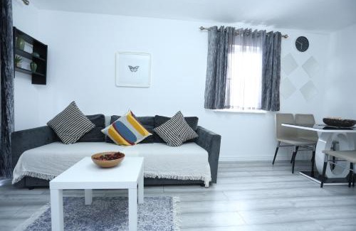 Thamesmead East Apartment | Modern 2 Bedroom Flat, with Free Parking, and WIFI