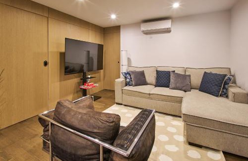 Chinatown Apartment | Modern 2 Bedroom Retreat in Downtown Manhattan