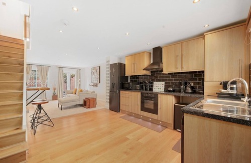 North Woolwich House | Modern 2Bed Home Driveway & Garden | London E16