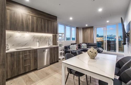 Parnell Apartment | Modern 2BR Penthouse for Families by Zodiak Stays