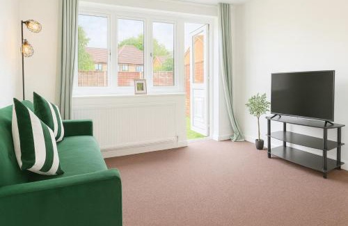Great Linford Apartment | Modern 2BR Stay FREE WIFI FREE PARKING