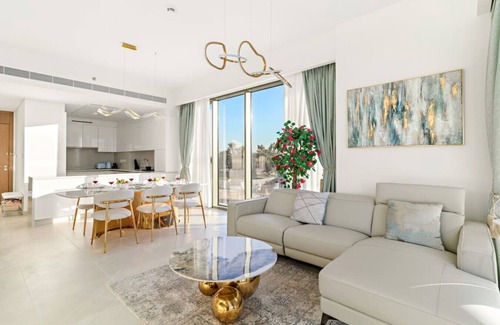 Al Safa Apartment | Modern 2BR w/Canal & Skyline Views near Downtown Dubai