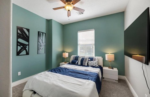 Cloverleaf House | Modern 3 Bedroom with 85 Inch TV