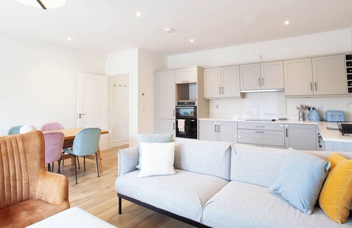 Dublin Apartment | Modern 3BD Split-Level Home with Balcony,Dublin 16