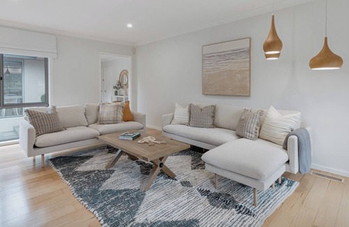 Waramanga House | Modern 3BR with gardens in Waramanga