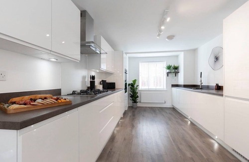 Cheltenham House | Modern 4 Bed 3 Bath Home Close to the Town Centre