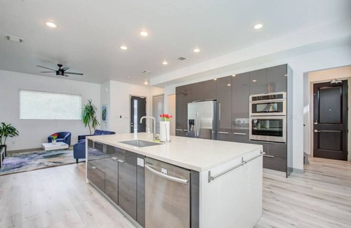 Greater Third Ward House | Modern 4 Bedroom 4 Bathroom Near Downtown Houston! Ping Pong, Foosball, Cornhole