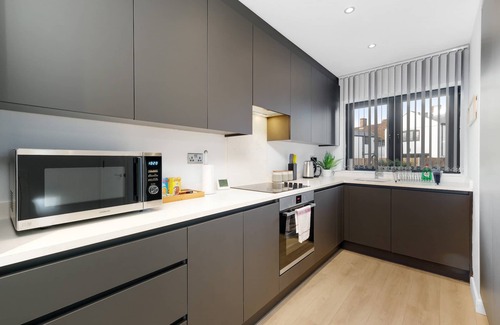 Slough House | Modern 4 Bedroom House 03 With Parking in Farnham Royal, Slough