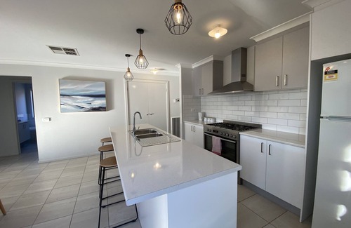 Epsom House | Modern 4-Bedroom Home, Near Playground, Lake & Nature Trails, Minutes to Bendigo