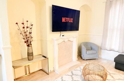 Hull House | Modern 4 bedroom property 8 beds wifi smart tv games room pool table