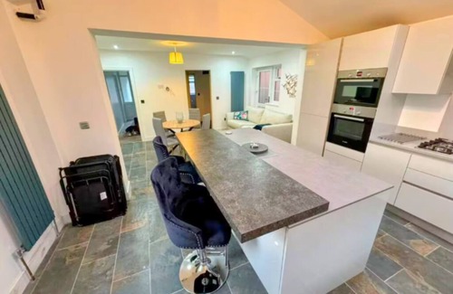 Bilston House | Modern 4BR House Near JLR Wolverhampton & Transport Links near JLR, WV1, M54/M6