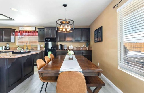 Yucca Valley House | Modern 4BR JT Oasis w/Heated Pool & Hot Tub