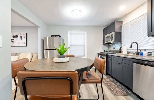 Burbank House | Modern 4BR Retreat Near MDW | LCP Collection