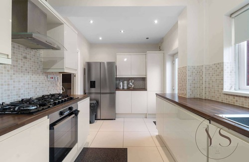 Wednesbury House | Modern 5BR Stay – Perfect for Groups & Work