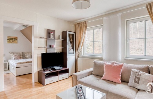 Saalfelder Hoehe Apartment | modern 60 m2 apartment in lovingly renovated house DG