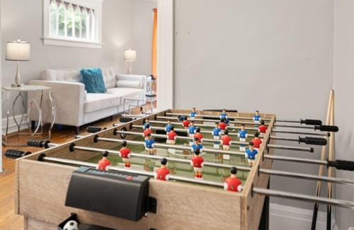 Southside House | Modern 6BR Near Syracuse U, Destiny & Zoo Sleeps 18