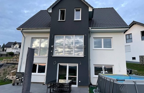 Sulzbach-Laufen House | Modern and inviting house surrounded by greenery with a large garden