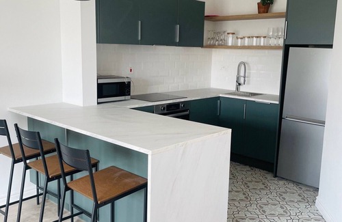 Roscoe Apartment | Modern and Spacious No. 5 - sleeps 6 - free parking