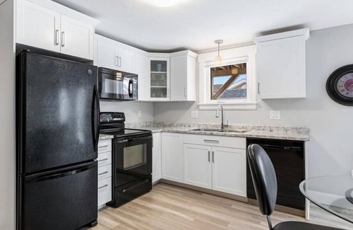 Moncton House | Modern and Spotless Guest Suite