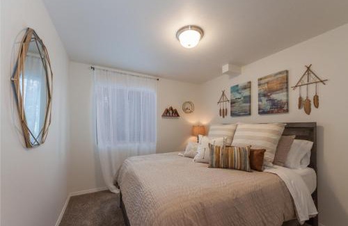 Spokane Valley Apartment | Modern and Stylish KING bed Wifi FREE Parking
