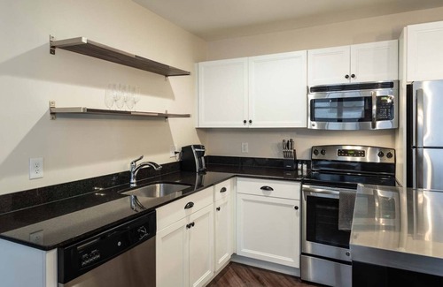Washington Apartment | Modern Apartment in Prime Location (ID1787X82)