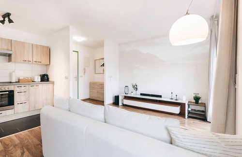 Mickten Apartment | Modern apartment with home cinema + Netflix in Dresden for up to 4 people