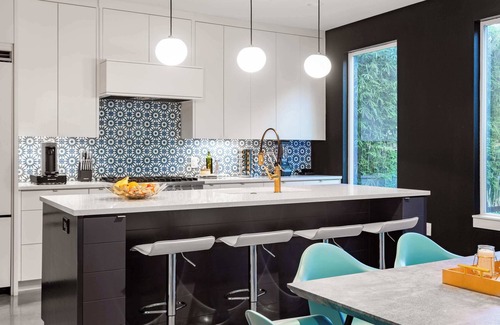 Holly House | Modern ATX Mansion Walk to 6th Street