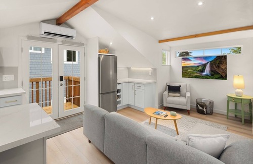 Ballard Apartment | Modern Ballard Flat with Private Entry & Fire Pit