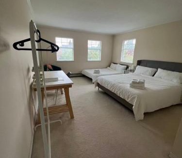 Arbutus Ridge House | Modern bedroom in Vancouver West