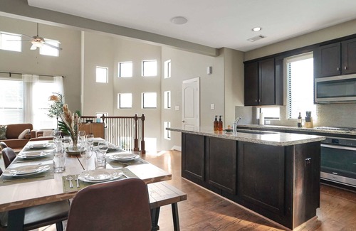 Montrose House | Modern Boho Chic | Downtown View | King Bed | 4BR