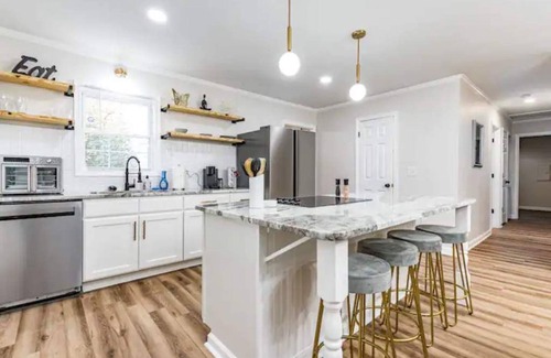 Downtown House | Modern bungalow in the heart of Raleigh w King bed