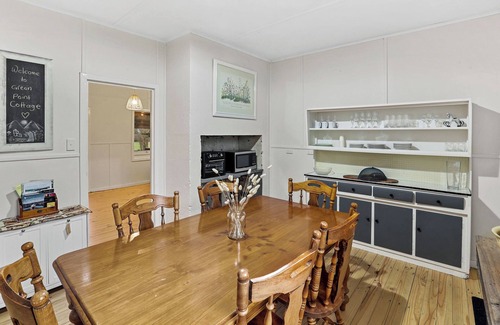 Yahl Cottage | Modern character cottage 10 minutes to Mount Gambier on picturesque small farm