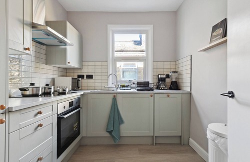 Lea Bridge Apartment | Modern & Charming Cottage Flat | Parking, Garden, Short walk to train, Eateries