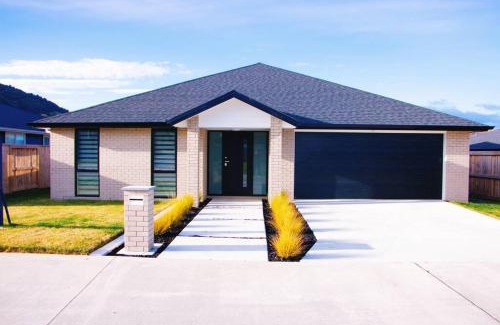 Pukehangi House | Modern Chic - Ideal Location - 5 Bedrooms - In Rotorua