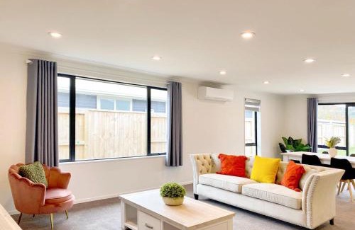 Pukehangi House | Modern Chic - Ideal Location - 5 Bedrooms - In Rotorua