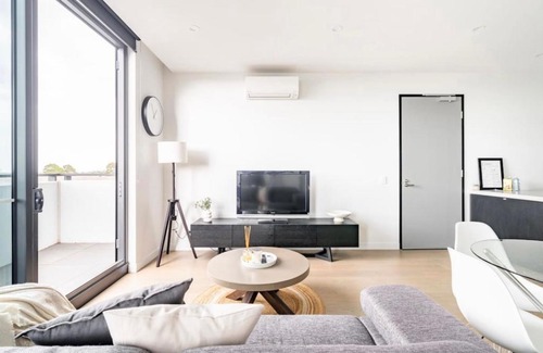 Clayton South Apartment | Modern Clayton apartment close to uni and hospital