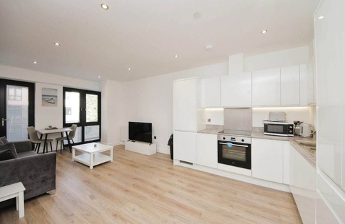 Barnt Green Apartment | Modern Comfort 1 Bed Apartment Broadoaks, Sulihull