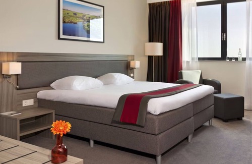 Zestienhoven Hotel | Modern Comfort Steps from Rotterdam Airport with Onsite Dining!